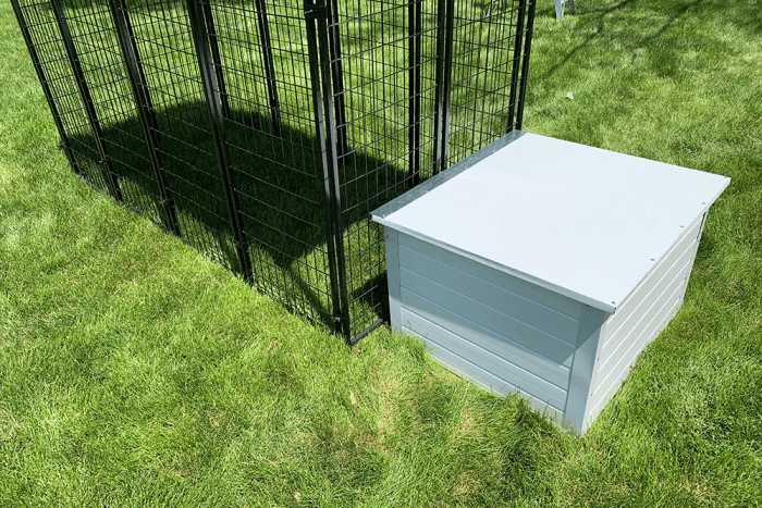 K9 Kennel Store 4 x 8 Complete Value Kennel And Vinyl Dog House Combo Close Up Dog House