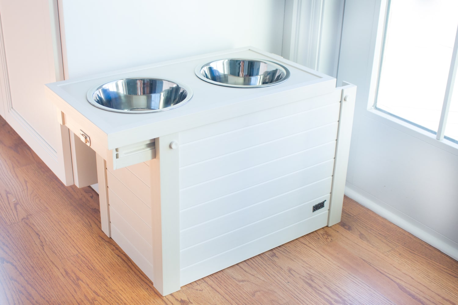 https://puppyfeverpro.com/cdn/shop/products/New-Age-Pet-Extra-Large-Piedmont-Pet-Diner-Antique-White-Actual-2-min.jpg?v=1678286596